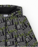 Sweat-shirt pour garçon en noir avec capuche et poches latérales.