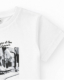 T-shirt pour garçon en blanc avec détails de skateboard.