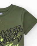 T-shirt pour garçon en vert avec texte en jaune et noir.