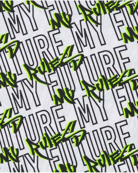 T-shirt pour garçon en blanc avec lettres imprimées en vert et noir.