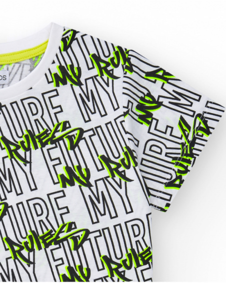 T-shirt pour garçon en blanc avec lettres imprimées en vert et noir.