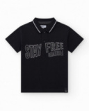 Polo pour garçon en noir avec fermeture à boutons et col avec bordures contrastées.