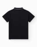 Polo pour garçon en noir avec fermeture à boutons et col avec bordures contrastées.
