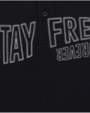 Polo pour garçon en noir avec fermeture à boutons et col avec bordures contrastées.