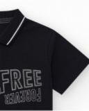 Polo pour garçon en noir avec fermeture à boutons et col avec bordures contrastées.