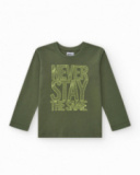 T-shirt à manches longues pour garçon en vert avec texte imprimé.