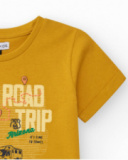 T-shirt à manches courtes pour garçon en moutarde avec imprimé frontal.