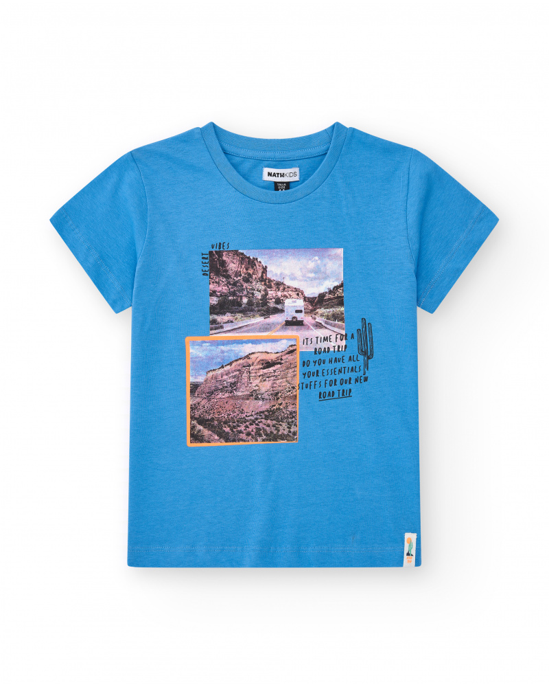 T-shirt à manches courtes pour garçon en bleu avec imprimé et message sur les voyages.