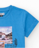 T-shirt à manches courtes pour garçon en bleu avec imprimé et message sur les voyages.