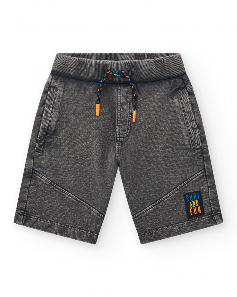 Bermuda pour garçon en gris avec poches et taille élastique.