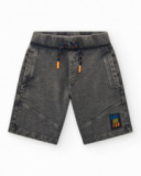 Bermuda pour garçon en gris avec poches et taille élastique.