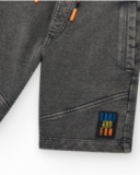 Bermuda pour garçon en gris avec poches et taille élastique.