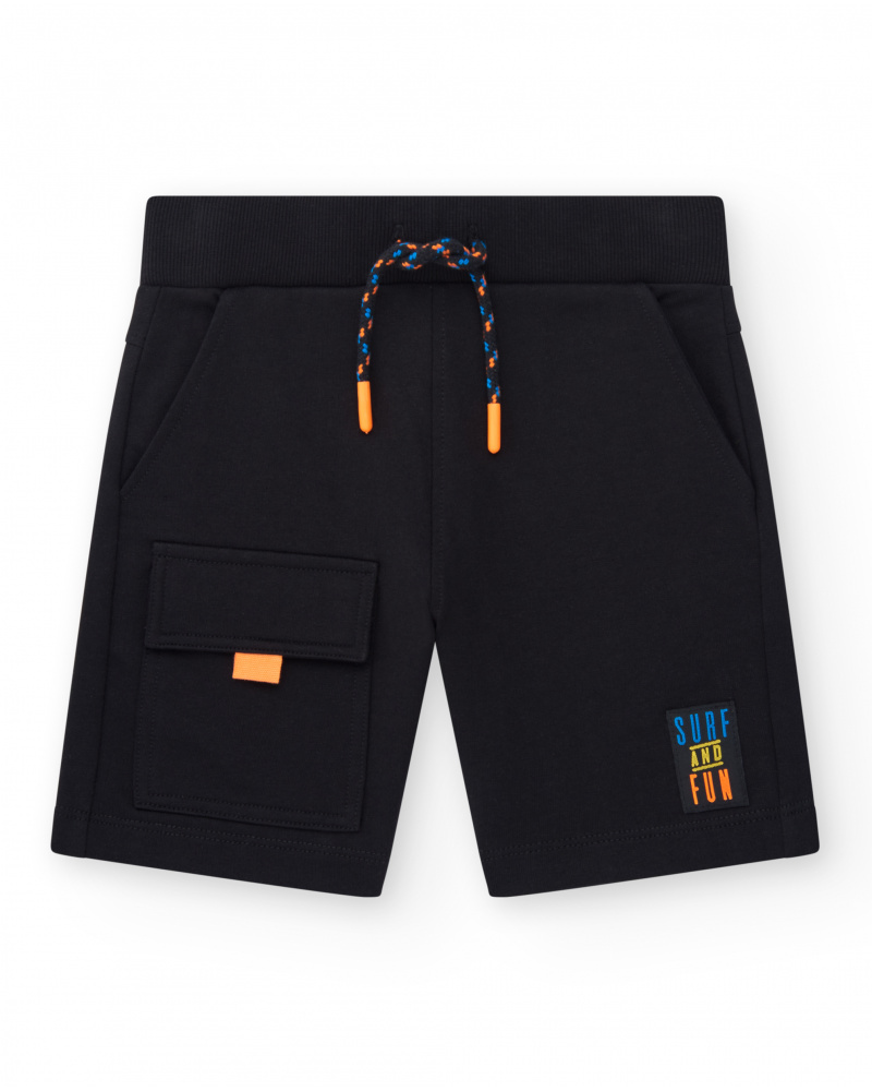 Bermuda pour garçon en noir avec poche latérale et cordon de serrage.