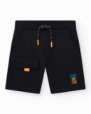 Bermuda pour garçon en noir avec poche latérale et cordon de serrage.