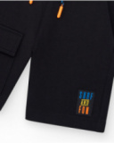 Bermuda pour garçon en noir avec poche latérale et cordon de serrage.