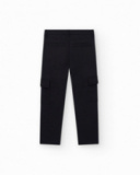Pantalon pour garçon en noir avec poches et fermeture à bouton.