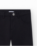 Pantalon pour garçon en noir avec poches et fermeture à bouton.