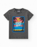 T-shirt pour garçon en gris avec imprimé tropical.