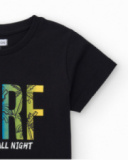 T-shirt pour garçon en noir avec imprimé multicolore.