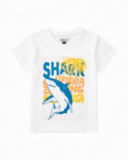 T-shirt pour garçon en blanc avec imprimé de lettres colorées et requin.