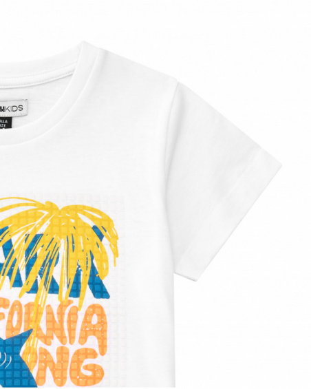 T-shirt pour garçon en blanc avec imprimé de lettres colorées et requin.