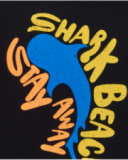 T-shirt pour garçon en noir avec lettres colorées.