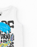 T-shirt pour garçon en blanc avec graphique de vague et lettres noires.