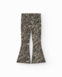 Pantalon pour fille en noir avec imprimé animal et clous à la taille.