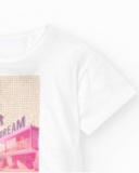 T-shirt pour fille en blanc avec imprimé sur le devant en rose et violet.