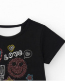 Robe pour fille en noir, à manches courtes, décorée avec des appliques colorées.