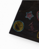 Short pour fille en noir décoré avec des clous colorés.