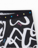 Legging cycliste pour fille en noir avec cœurs imprimés et taille décorée de clous.