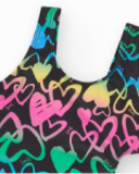 Maillot de bain pour fille en noir avec cœurs imprimés et ouverture latérale.