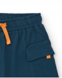 Bermuda tipo cargo para niño en azul petróleo con cordón naranja