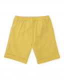 Bermuda para niño en color mostaza con bolsillos grandes