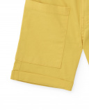Bermuda para niño en color mostaza con bolsillos grandes