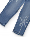 Pantalón vaquero para niño en azul con estampado de palmeras