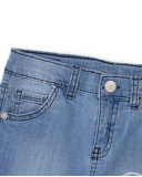 Bermuda vaquera para niño en azul con estampado de palmera