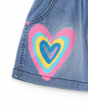 Falda vaquera para niña en azul con estampado de corazón