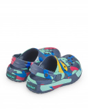 Zuecos para niño multicolor con diseño abstracto