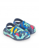 Zuecos para niño multicolor con diseño abstracto