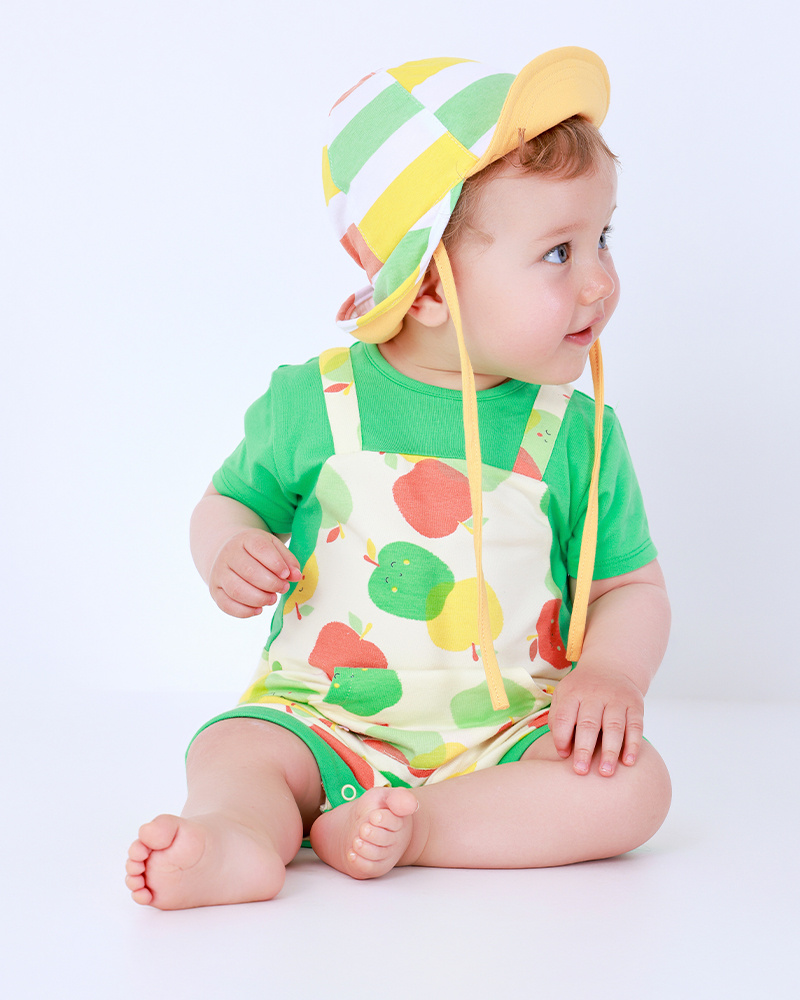 Bonnet rayé pour garçon en jaune, orange, vert et blanc avec visière et cordons de réglage