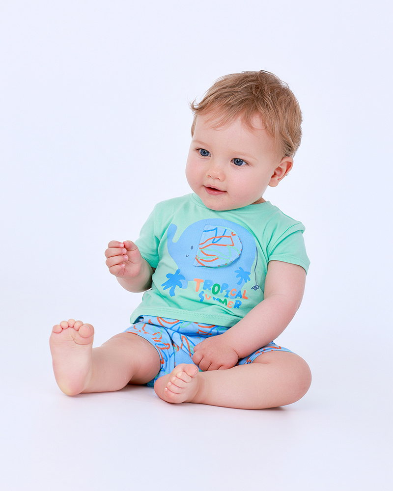 Combinaison verte pour garçon avec imprimé d'éléphant et feuilles dans des tons bleus, verts et oranges