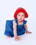 Gorro de punto rojo para niña con cuadros blancos y carita bordada | tuc tuc