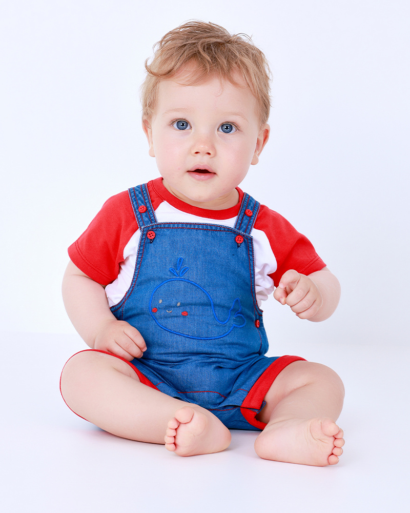 Ensemble pour fille avec salopette en jean brodée de baleine et t-shirt rouge