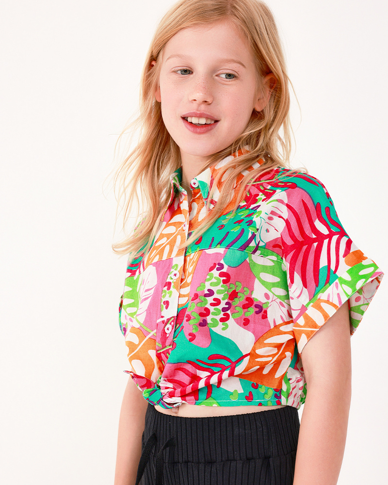 Chemise pour fille avec imprimé tropical et nœud à l’avant.