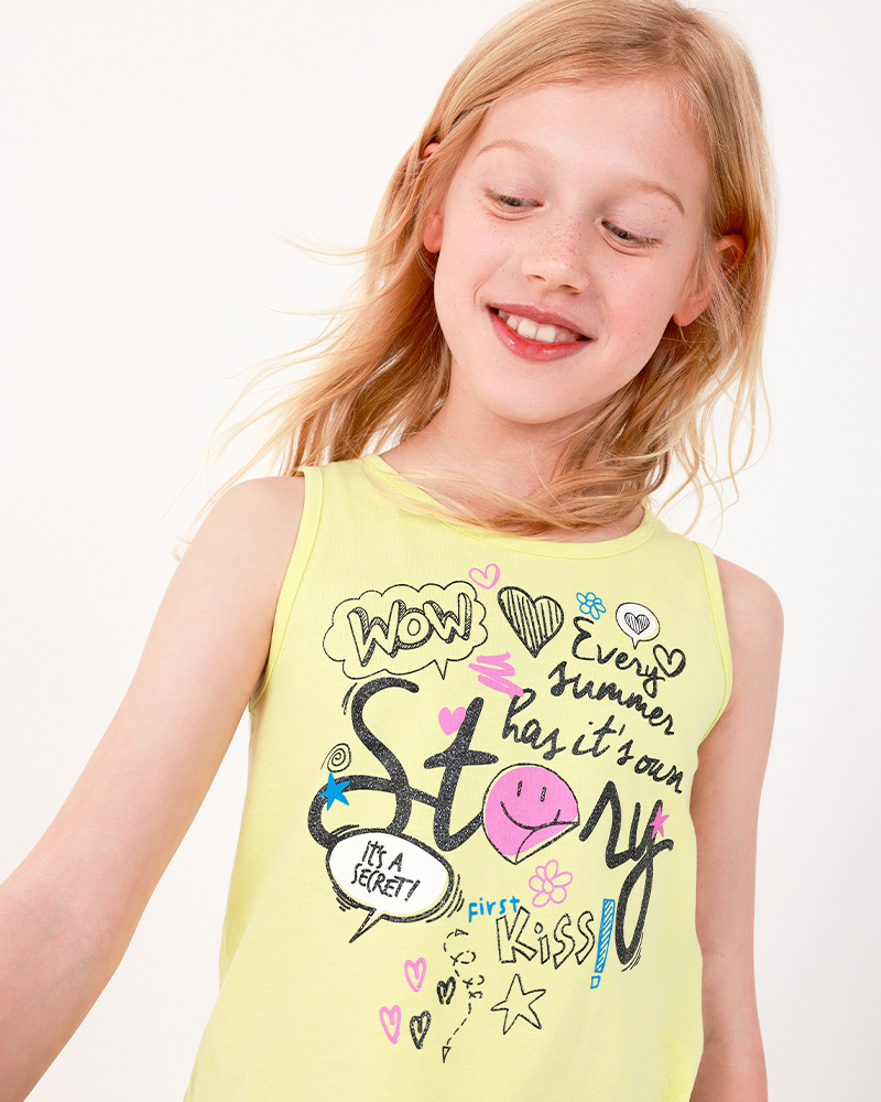 T-shirt pour fille en jaune, sans manches, décoré avec un message.