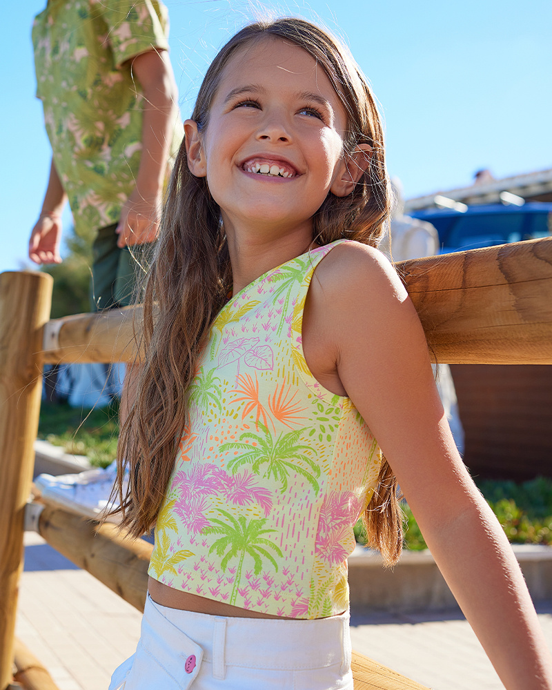 Top pour fille en jaune avec bretelles et perles colorées.