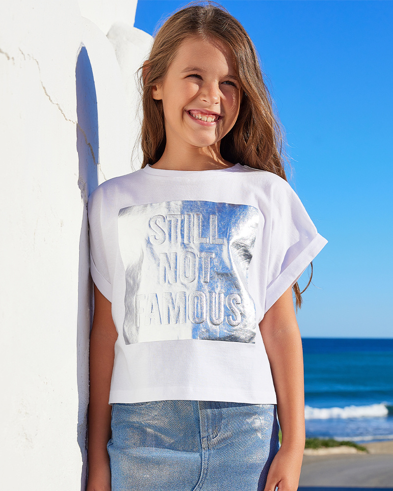T-shirt à manches courtes pour fille en blanc avec imprimé métallique.