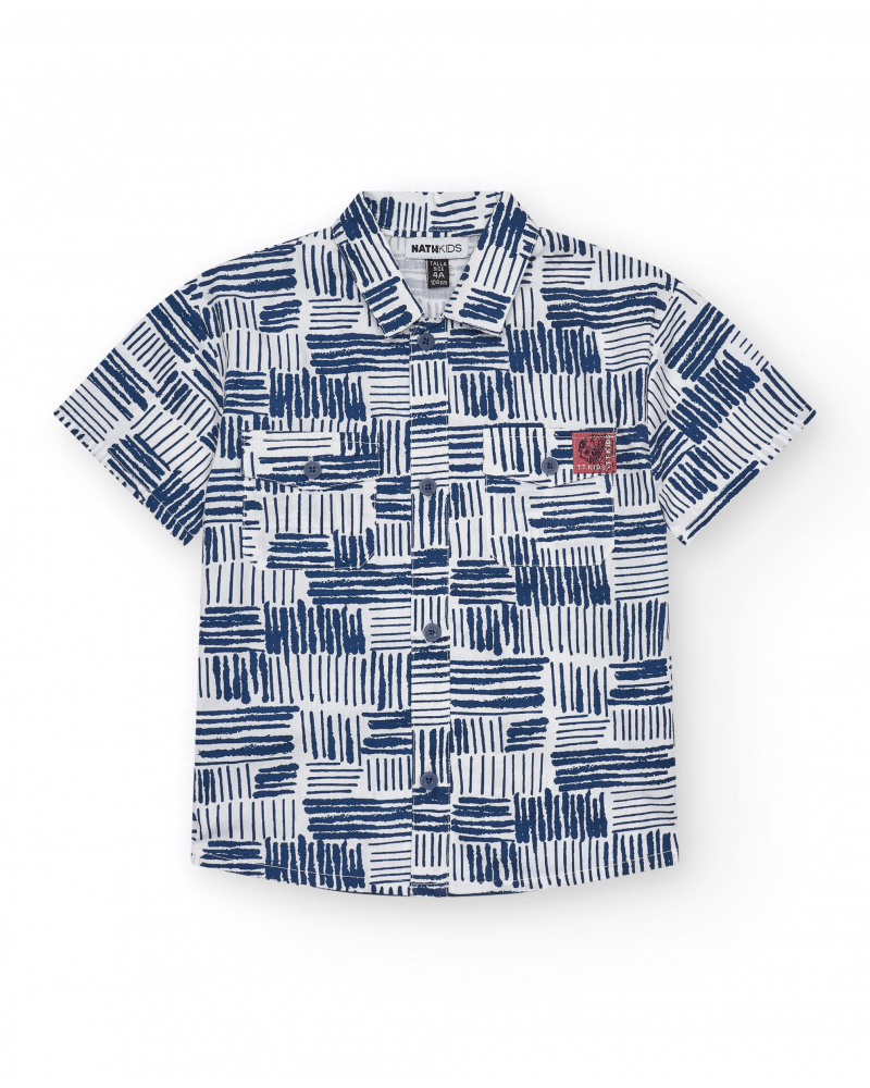 Chemise blanche pour garçon avec imprimé géométrique bleu et poche décorative.